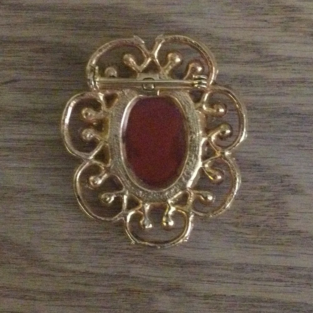 Victorian style antique bronze tone border oval resin Cameo Brooch